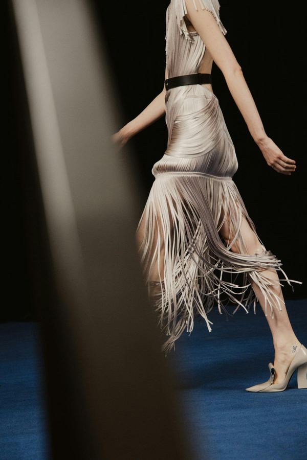 Robe à franges en mouvement, production de Franck Mallez